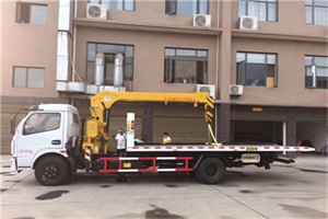 江口附近汽车轮胎更换